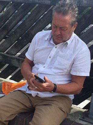 Məşhur futbolçu səfil həyatı sürür,