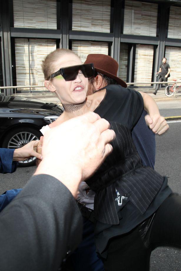 Супермодель Джиджи Хадид ударила поклонника