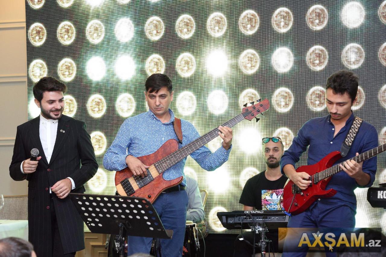 Elçin Cəfərov açıq-saçıq klipinə təqdimat etdi