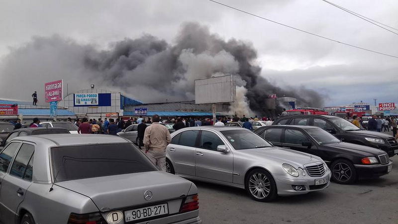 Сильный пожар в торговом центре в Баку