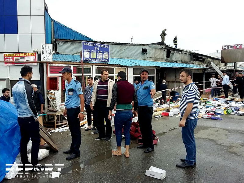 Сильный пожар в торговом центре в Баку