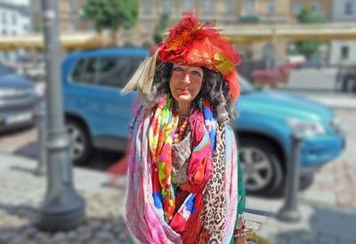 80-летняя бездомная из Вильнюса стала местной знаменитостью и настоящей иконой стиля <span class="color_red">- ФОТО</span>