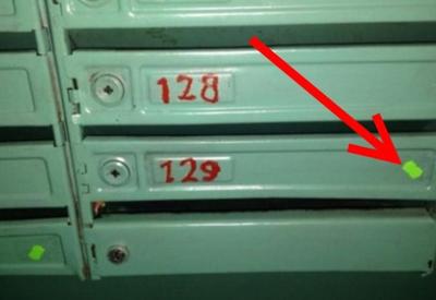 Если вы увидите на своей двери эти знаки, немедленно звоните в полицию!