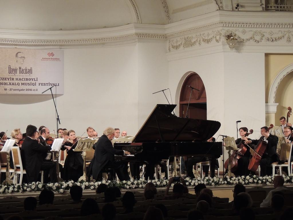Мировые знаменитости сыграли азербайджанские произведения на сцене Филармонии