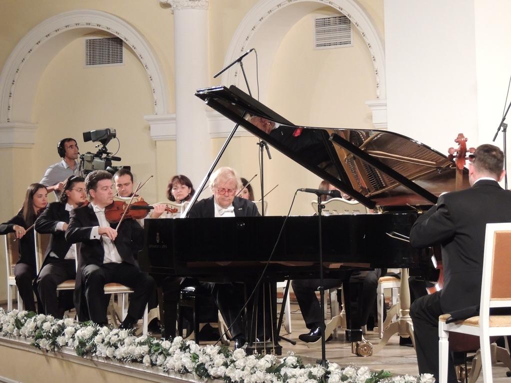 Мировые знаменитости сыграли азербайджанские произведения на сцене Филармонии