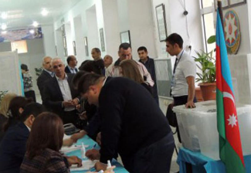 Əlil seçicilərin səsvermədə rahatlığını təmin etmək üçün məntəqədə panduslar quraşdırılıb