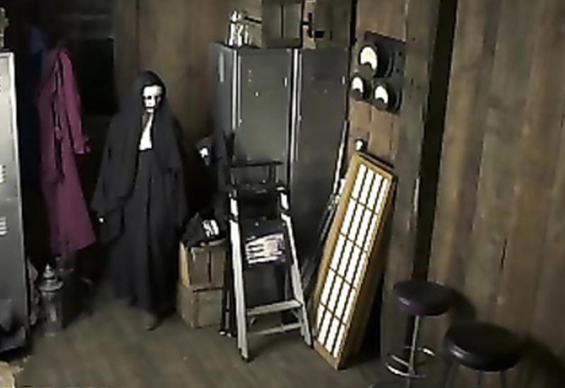 Пугая жертв розыгрыша, приведение получило бутылкой в лоб