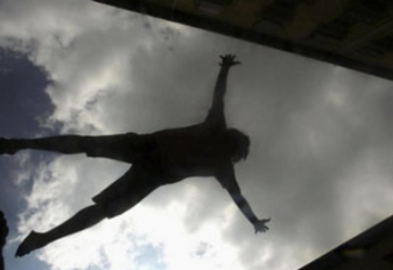 Нелепое падение парня с балкона попало на камеры