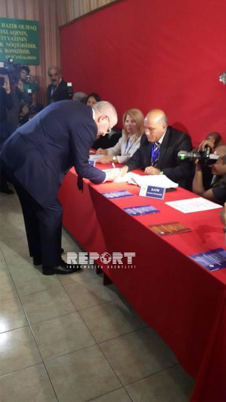 Məzahir Pənahov səs verib