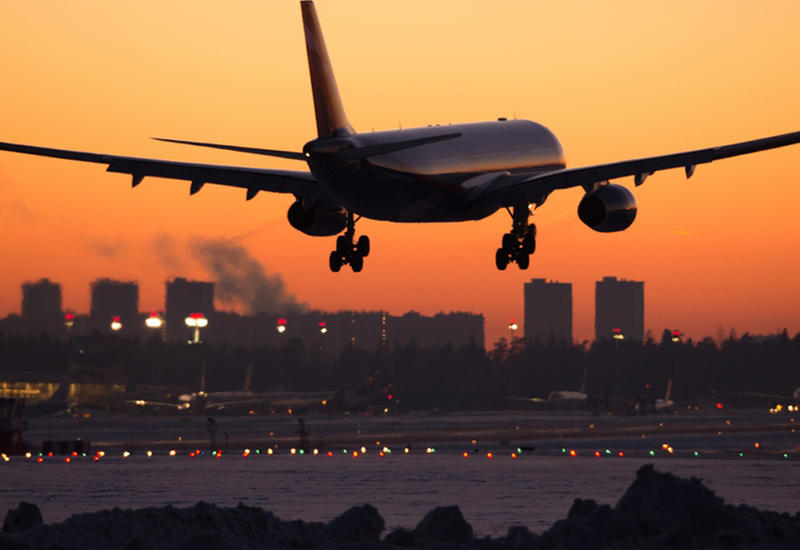 Самолет при посадке попытался протаранить автомобиль