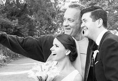 Том Хэнкс оказался на свадебных снимках молодоженов <span class="color_red">- ФОТО</span>