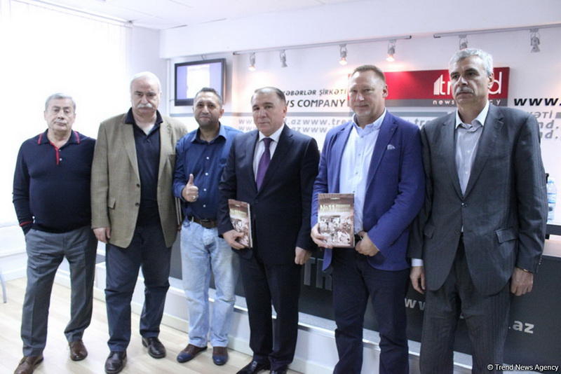 В Баку презентована книга с участием легендарных футболистов