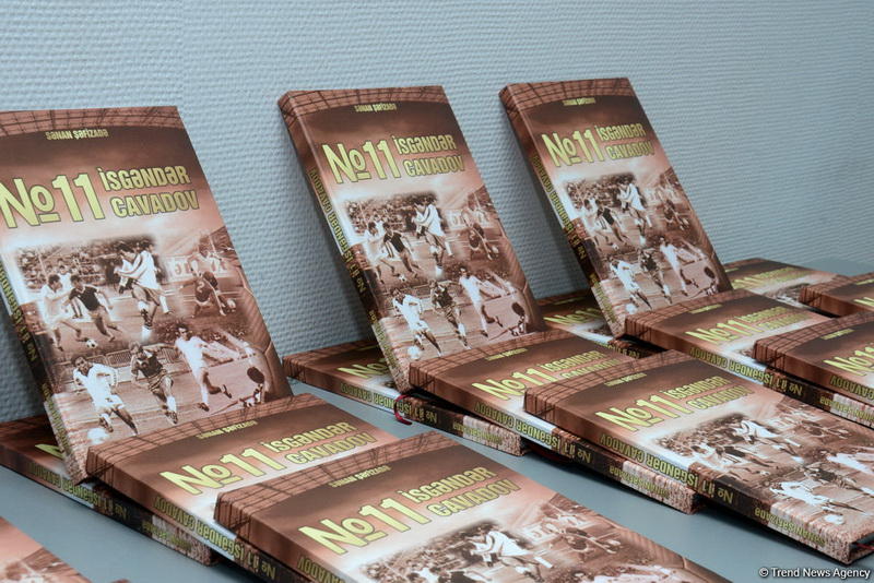 В Баку презентована книга с участием легендарных футболистов