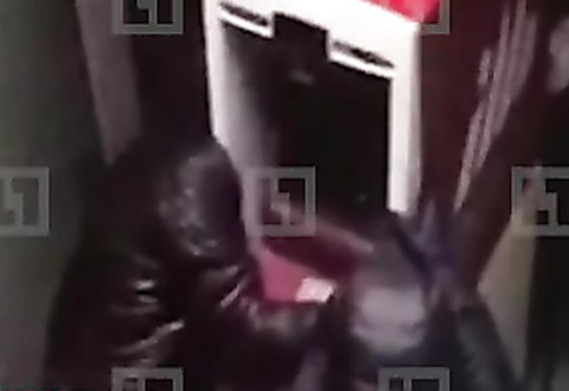 Похищение банкомата с крупной суммой в Петербурге попало на камеру