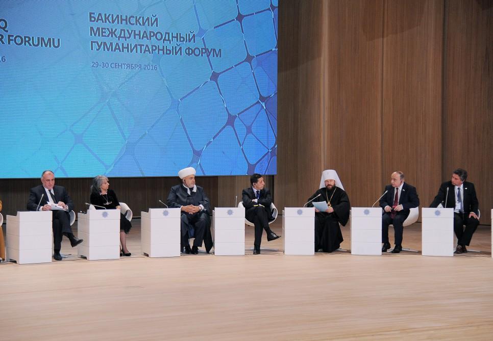 V Бакинский международный гуманитарный форум продолжил работу пленарным заседанием