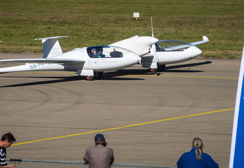 Первый в мире самолет с двумя кабинами подняли в небо