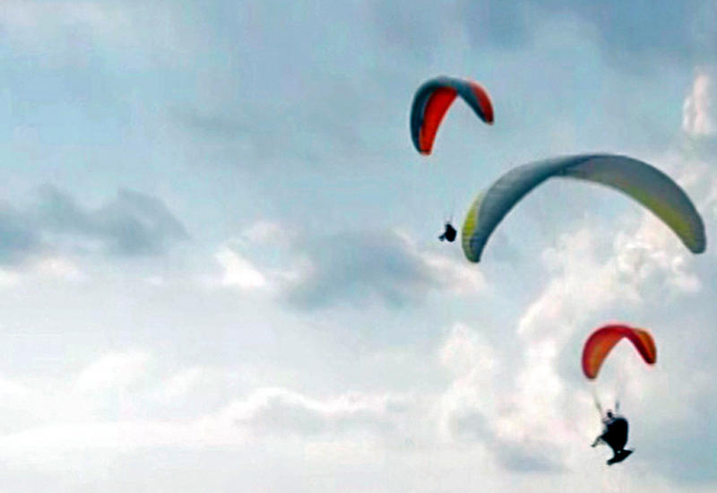 Парашютисты установили мировой рекорд по катанию на качелях