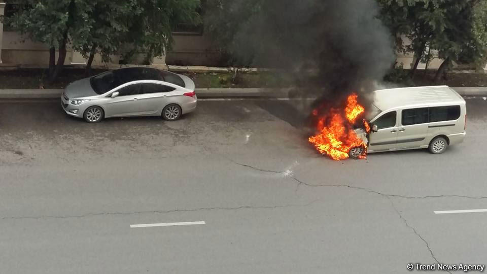 Bakıda avtomobil yandı