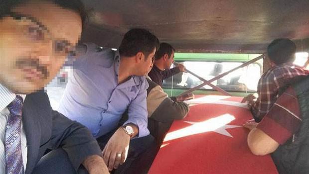 Şəhid cənazəsi ilə selfi çəkən mollanı peşman etdilər