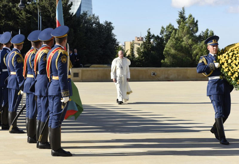 Папа Римский посетил Аллею шехидов в Баку