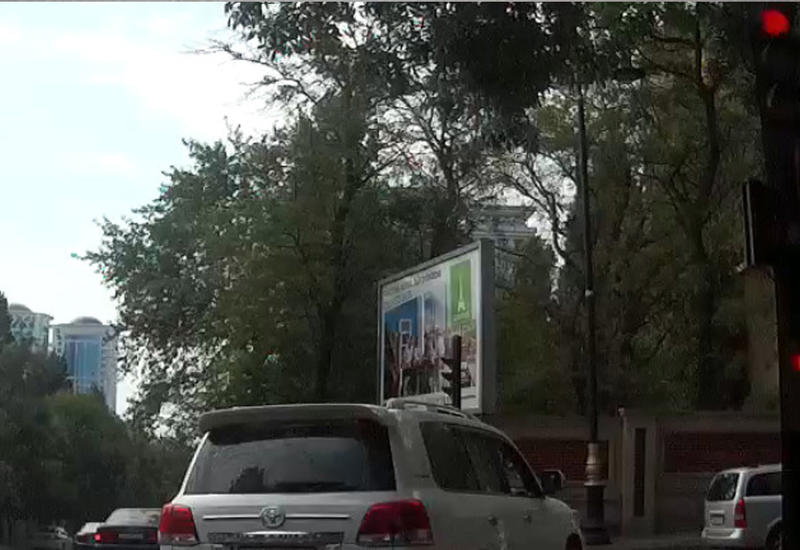 Bakıda "Land Gruiser"in sürücüsü yol polisinin üstünə maşın sürüb qırmızı işıqdan keçdi