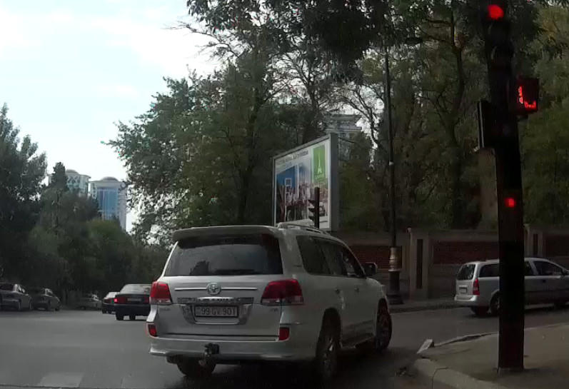 Bakıda "Land Gruiser"in sürücüsü yol polisinin üstünə maşın sürüb qırmızı işıqdan keçdi