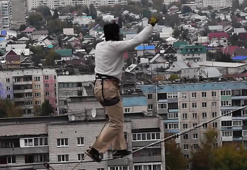 Экстремал прошелся по стропе между двумя 16-этажными зданиями