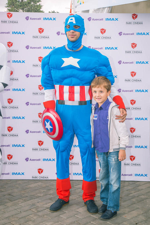 Герои голливудских блокбастеров и мультфильмов на Бакинском бульваре