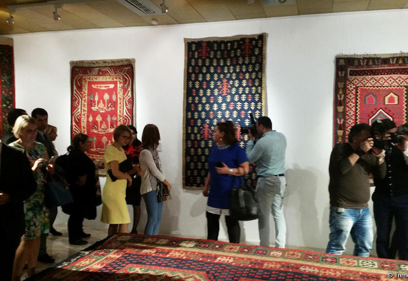 В Баку представили сербские национальные ковры