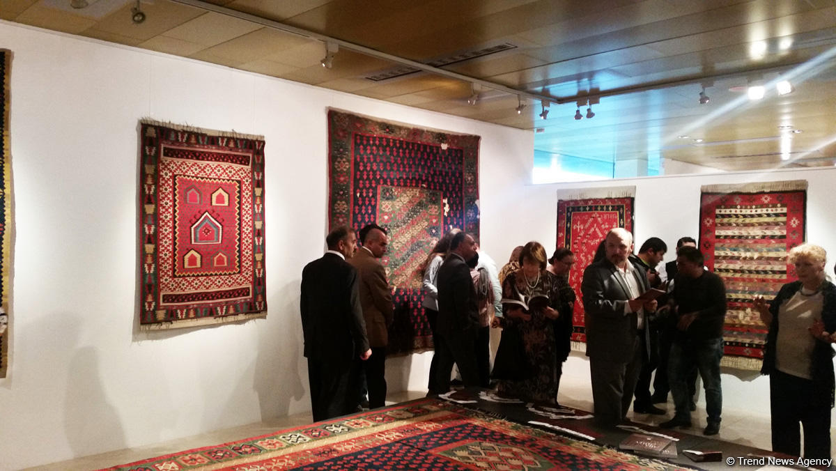В Баку представили сербские национальные ковры
