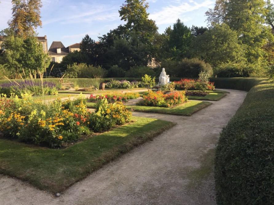 Во французском городе Коньяк установлен памятник Мехсети Гянджеви
