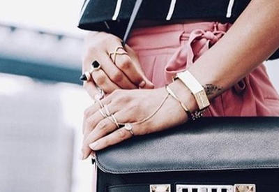 Если вы встретите женщину, носящую ТАКОЕ кольцо на мизинце, знайте, что это означает! <span class="color_red">- ФОТО</span>