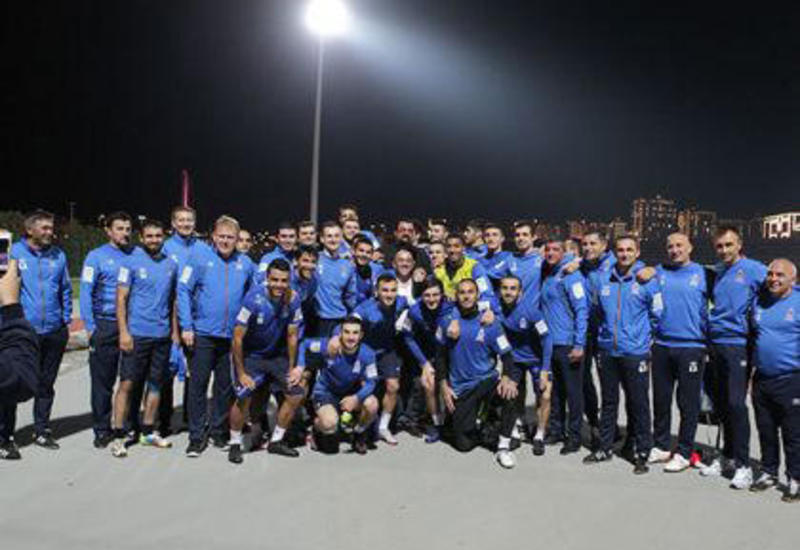 Стивен Сигал встретился с футболистами сборной Азербайджана