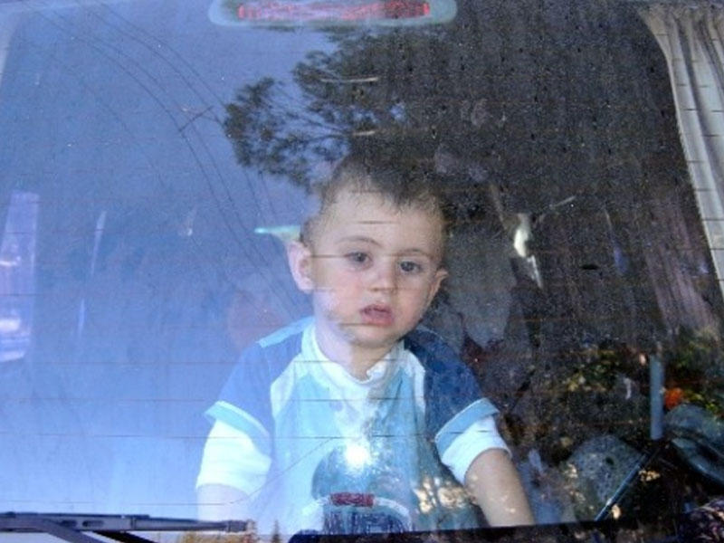 1 yaşlı körpəni təkbaşına avtomobildə qoyub getdilər