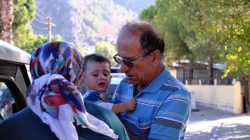 1 yaşlı körpəni təkbaşına avtomobildə qoyub getdilər