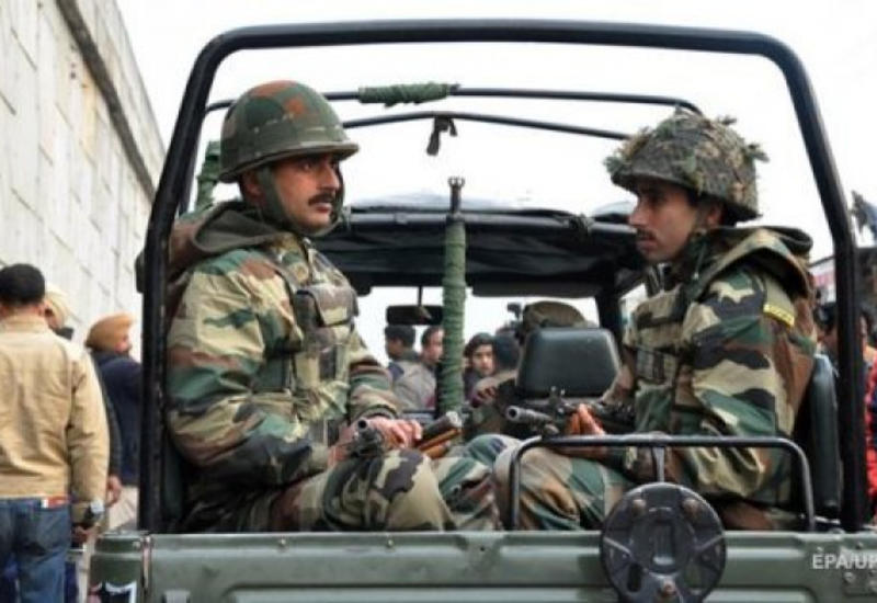 Боевики забаррикадировались в институте в Индии