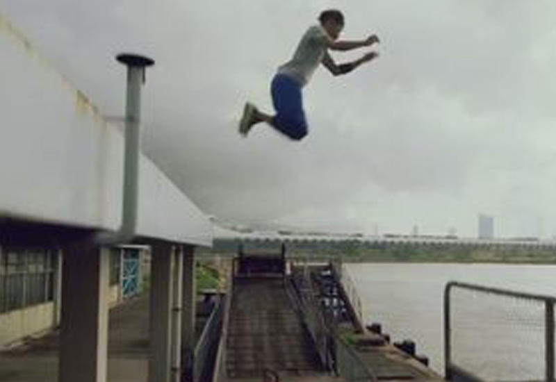 Бесстрашный оператор-паркурщик выполняет опасные трюки