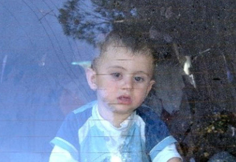 1 yaşlı körpəni təkbaşına avtomobildə qoyub getdilər