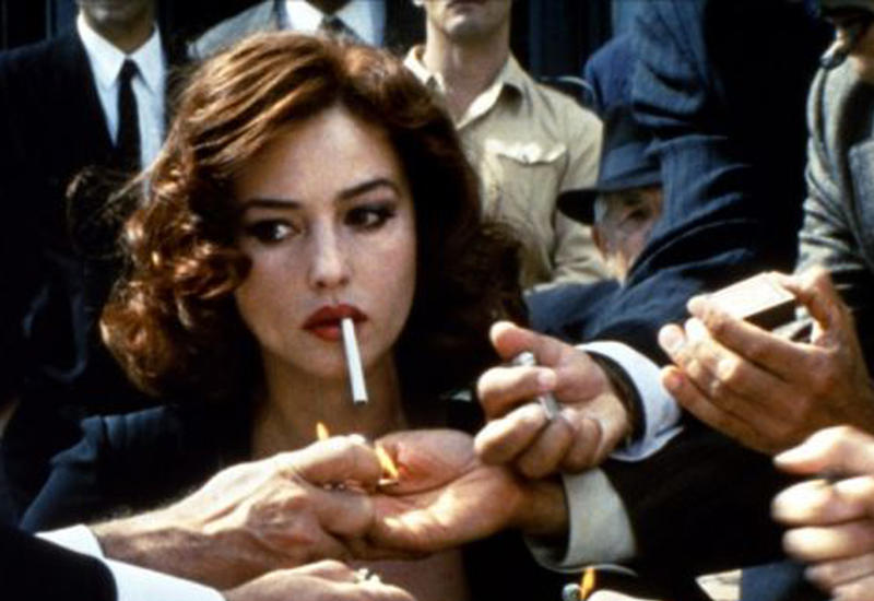 52 yaşlı Monika Belluççinin dekolteli libası