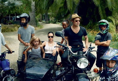 Красивые снимки Джоли и Питта с детьми буквально взорвали Интернет <span class="color_red">- ФОТО</span>