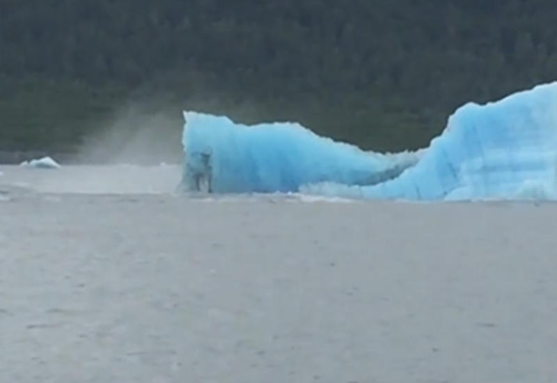 Перевернувшийся айсберг восхитил туристов