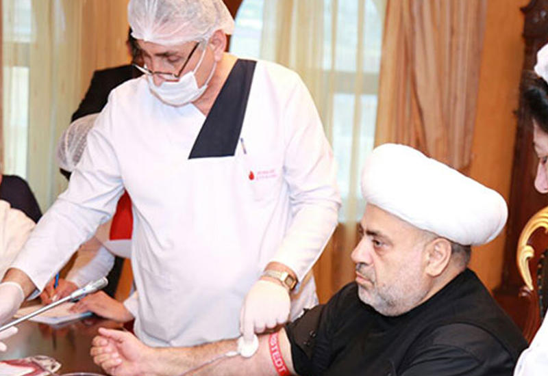 Rəsmilər də qan verdilər