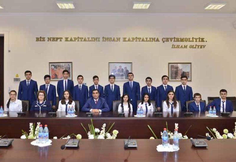 Эльмар Гасымов встретился с Президентскими стипендиатами