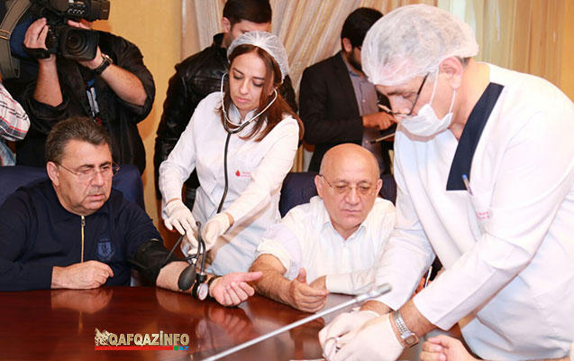 Rəsmilər də qan verdilər