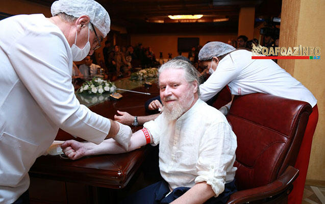 Rəsmilər də qan verdilər