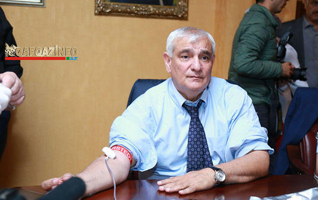 Rəsmilər də qan verdilər