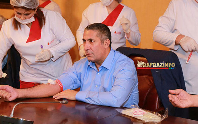 Rəsmilər də qan verdilər