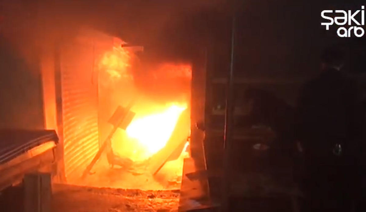 В Азербайджане сгорел торговый центр