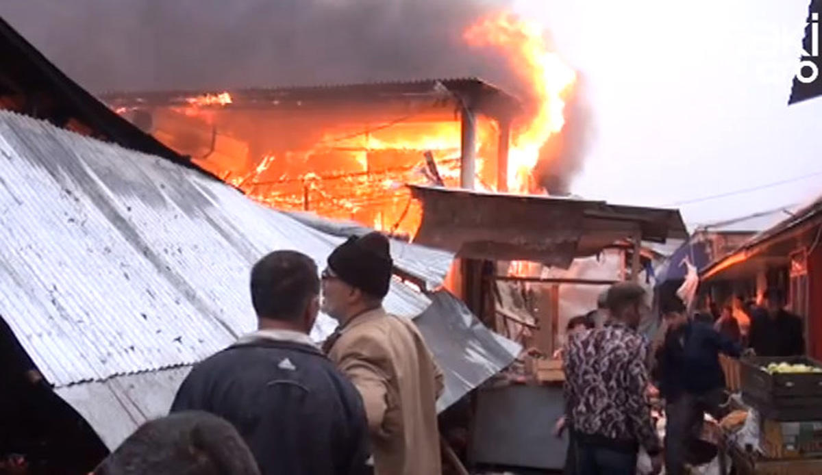 В Азербайджане сгорел торговый центр