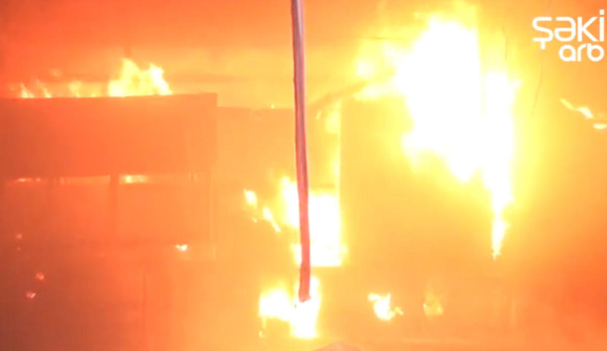 В Азербайджане сгорел торговый центр